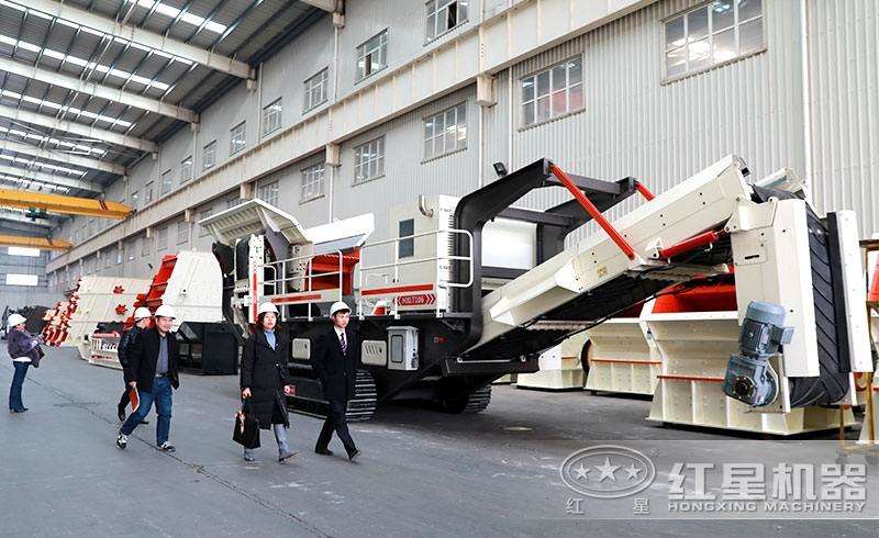 河南郑州移动式粉碎机厂家，用户参观车间